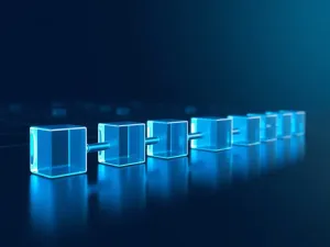 Nowoczesny laptop i smartfon na biurku, symbolizujące przechowywanie plików w chmurze i synchronizację danych.