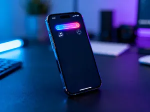 Smartfon z ikoną tarczy zabezpieczającej na ekranie, symbolizujący ochronę prywatności i bezpieczeństwo danych.