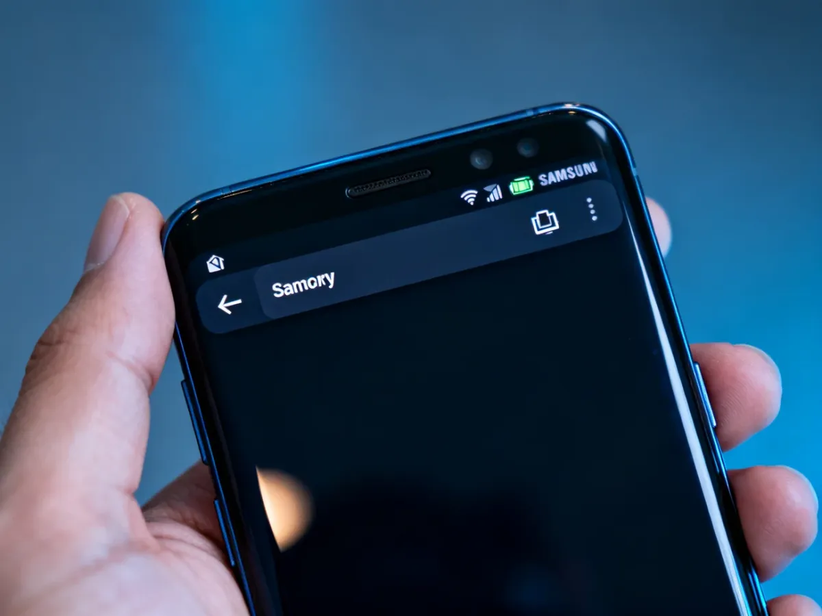 Telefon Samsung z widocznym paskiem stanu i rozwiniętym panelem powiadomień