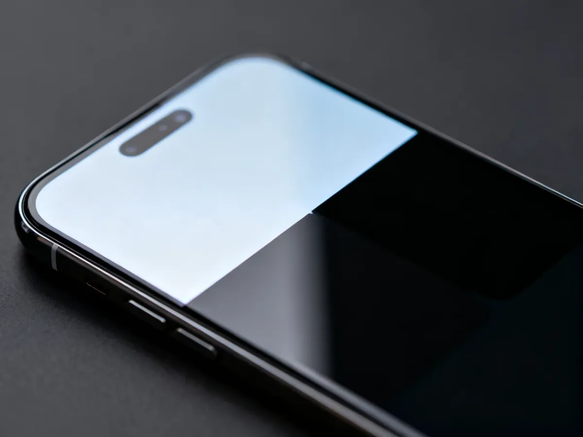 Smartfon z porównaniem jasnego ekranu LCD i ciemnego ekranu OLED